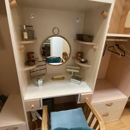 Maison-atelier 3bd Et 3ba Avec Patio Fleuri Au Pied De Montmartre *